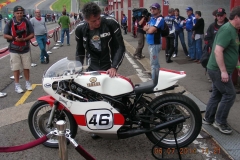Yamaha-TZ750E-de-1978-ex--Michel-Steven,-championnne-de-Belgique--1000-cm³-1982-iici-pilotée-par-Bernard-Ansiau-mécanicien-de-Valentino-Rossi